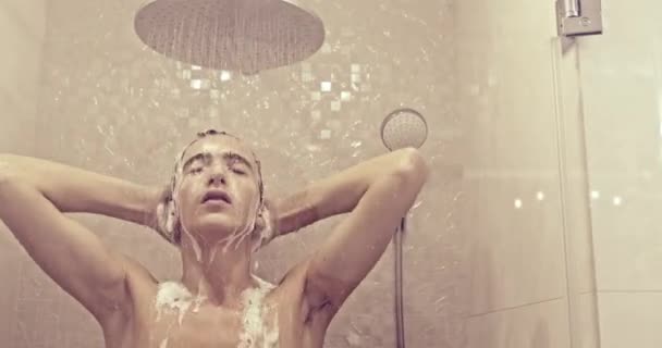 Młody Człowiek Relaksuje Się Pod Prysznicem Nastolatek Bierze Prysznic Łazience — Wideo stockowe