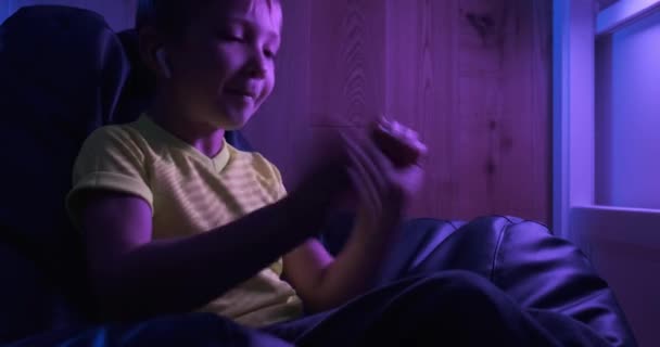 Boy Escucha Música Los Auriculares Toca Batería Virtual Niño Feliz — Vídeos de Stock