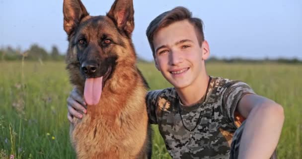 Adolescente Com Cão Natureza Anos Idade Menino Acariciando Cão Raça — Vídeo de Stock