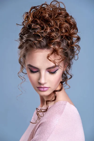 Modern moda saç stili olan güzel bir kadının portresi..  