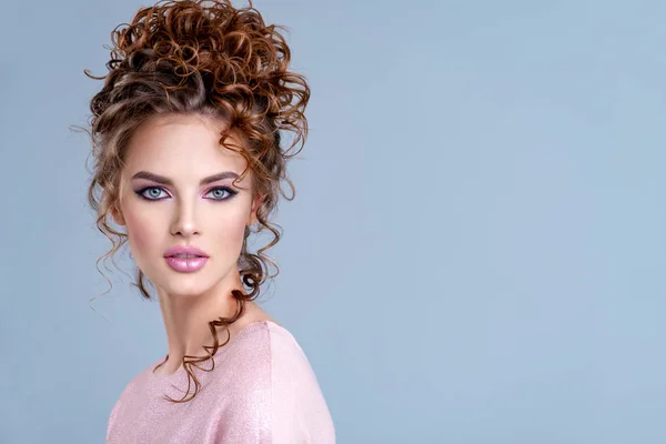 Modern moda saç stili olan güzel bir kadının portresi..  