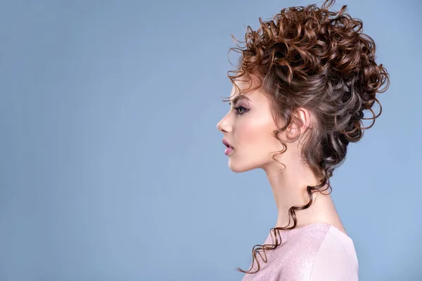Vacker kvinna med en modern mode frisyr, profil portrai Royaltyfria Stockbilder
