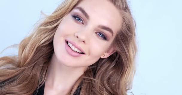 Footage Happy Young Blonde Woman Curly Long Hair Cheerful Fashion — Stock Video