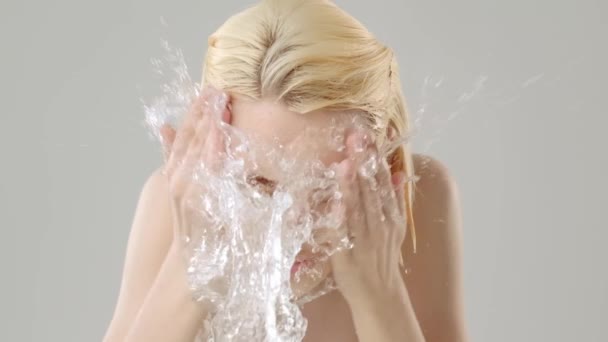 Een Vrouw Die Haar Schone Gezicht Waste Met Water Een — Stockvideo