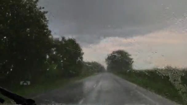 자동차의 창문에서는 폭우가 와이퍼를 사용하는 이보이기도 폭우가 내리는 자동차 안에서는 — 비디오