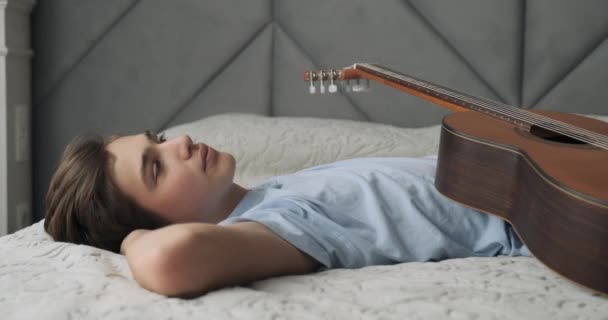 Jeune Homme Triste Avec Guitare Acoustique Maison Malheureux Adolescent Avec — Video