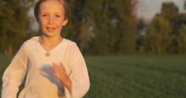 Glada Barn Springer Grönt Gräs Ängen Sommaren Medan Soluppgången Glad — Stockvideo