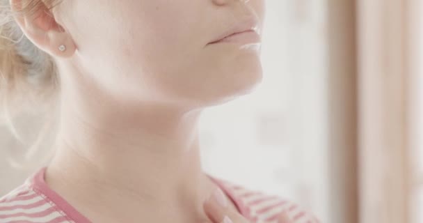 成年妇女做颈部按摩 美丽的女人做抗衰老的面部按摩 35岁的白人妇女正在照顾皮肤 美容疗法 身体疗法 肌肤健康晨间护理程序 — 图库视频影像