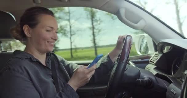 Kvinnan Råkar För Olycka Bilen Farlig Situation Vägen Kvinnan Kör — Stockvideo