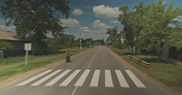 道路を運転する 空の道路上で車を運転高角度表示 車両のショット 美しい夏の風景と田舎の道路に屋根の車からの眺め リアルタイム — ストック動画