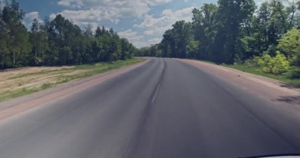 开车在路上 开着车在空旷的路上看高角镜时 车辆被击中 从车顶往外看 可以看到美丽的夏季风景的乡间小路 — 图库视频影像