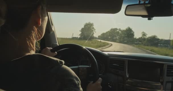 Mujer Conduce Coche Atardecer Una Joven Conduciendo Coche Joven Chica — Vídeos de Stock