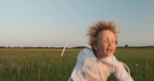 Niño Feliz Corre Salta Sobre Hierba Verde Prado Verano Feliz — Vídeo de stock