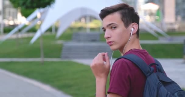 Joven Vuelta Con Teléfono Móvil Las Manos Aire Libre Niño — Vídeo de stock