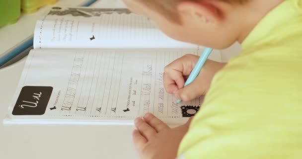 Bambino Scrive Lettere Nel Quaderno Della Scuola Schoolboy Sta Facendo — Video Stock