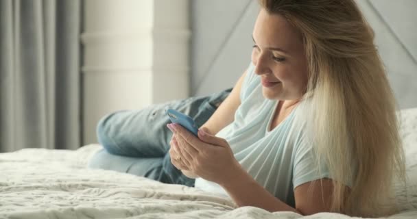 Volwassen Blonde Vrouw Met Behulp Van Mobiele Telefoon Thuis Volwassen — Stockvideo