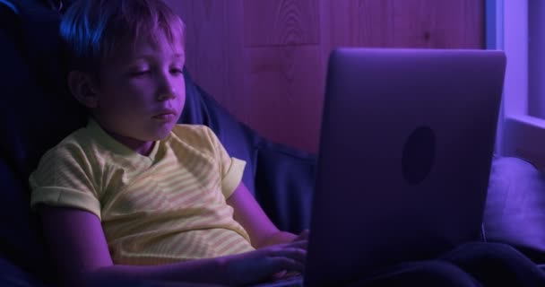 Niño Con Computadora Casa Años Niño Escribiendo Mensaje Texto Teclado — Vídeo de stock