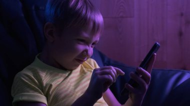 Sinirli oyuncu oyunu kaybettikten sonra akıllı telefonunu ezer. Hüsran.
