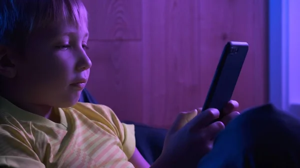 Akıllı telefonlu bir çocuk, 8 yaşında. Mesajlar yazan bir çocuk. Ben...