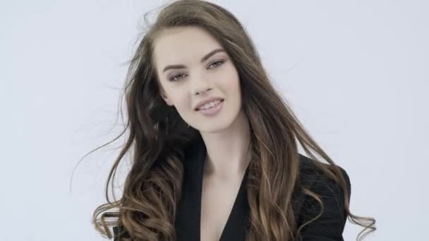 Kıvırcık Uzun Kahverengi Saçlı Mutlu Genç Bir Kadının Görüntüsü Neşeli — Stok video