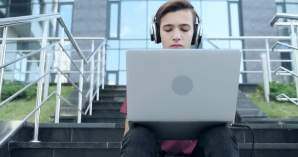 Tiener Met Laptop Het Park Jongeman Die Aan Een Computer — Stockvideo