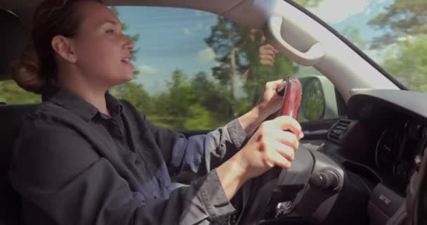 Mujer Conduce Coche Canta Mujer Feliz Coche Cantando Una Canción — Vídeos de Stock