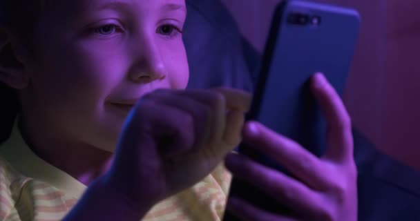 Çocuk Akşamları Oyun Oynuyor Oyuncu Akıllı Telefon Kullanarak Oyunda Oynuyor — Stok video