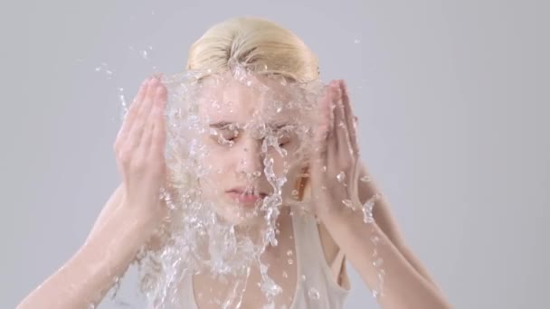 女人用水洗干净的脸 年轻的成年女孩正在用水洗脸 慢动作美容疗法 护肤健康皮肤概念 — 图库视频影像