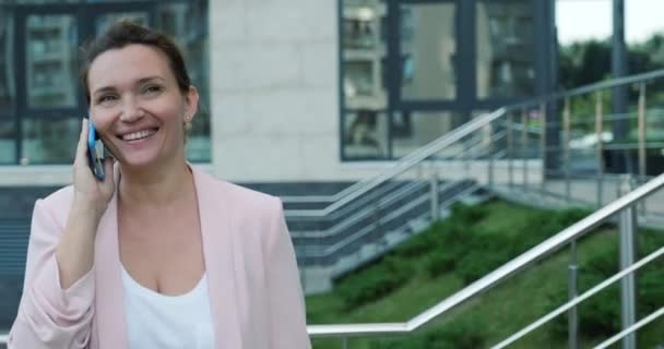 Felnőtt Üzletasszony Beszél Mobilon Mosolygó Kaukázusi Mobilon Szabadban Boldog Hölgy — Stock videók