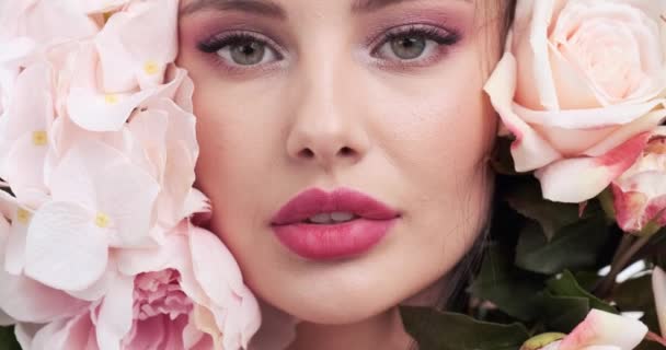 Face Flowers Beautiful Caucasian Woman Fresh Skin Closeup Female Face — Wideo stockowe