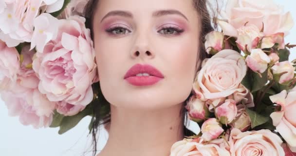 Cara Con Flores Hermosa Mujer Caucásica Con Piel Fresca Rostro — Vídeo de stock