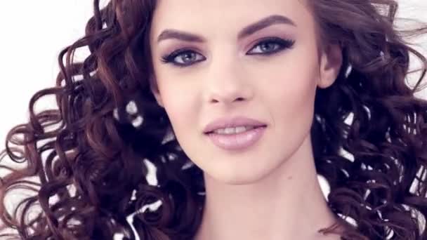 Bella Donna Con Lunghi Capelli Ricci Bellezza Modella Trucco Moda — Video Stock