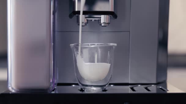 Kaffeemaschine Kocht Kaffee Mit Milch Kaffeemaschine Mit Einer Tasse Heißen — Stockvideo