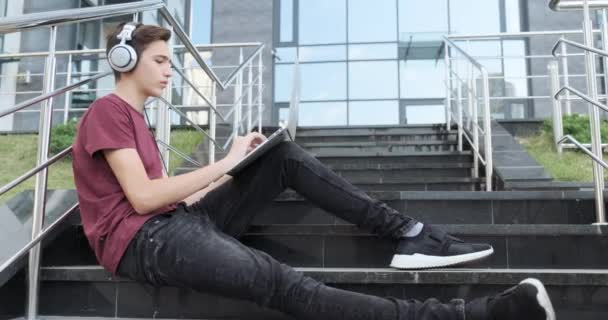 Niño Adolescente Con Portátil Parque Joven Trabajando Una Computadora Aire — Vídeo de stock