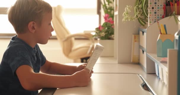 Kind Leest Het Boek Thuis Draait Dan Zijn Hoofd Naar — Stockvideo