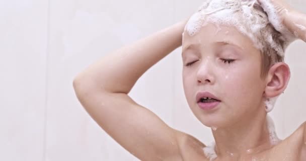 小男孩在淋浴间用洗发水洗头 孩子们在温水里洗澡 白人小孩在浴室里洗澡 欧洲男孩用水冲洗头发 慢动作 — 图库视频影像
