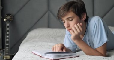 Ergen ebeveynleri aldatır. Genç telefonda oyun oynarken ders çalışıyormuş gibi davranır. Sinsi ergen aldatıyor. Ders çalışmak yerine eğlence. Genç adam kitap okuyormuş gibi yapıyor..
