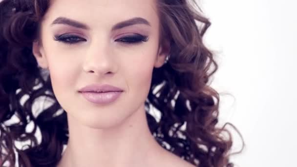 곱슬머리의 아름다운 미모의 메이크업 스모키 매력적 얼굴을 클로즈업하는 슬로우 — 비디오