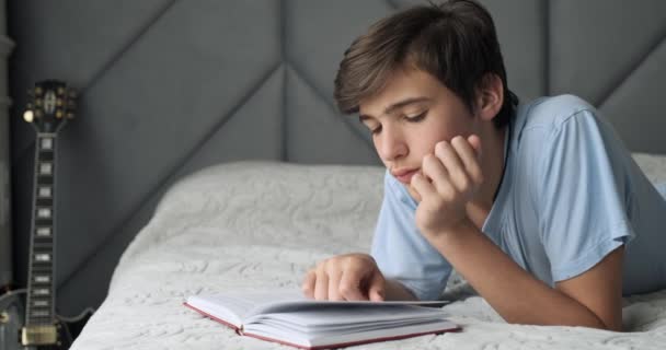 Έφηβος Εξαπατά Τους Γονείς Έφηβος Προσποιείται Ότι Διαβάζει Ενώ Παίζει — Αρχείο Βίντεο