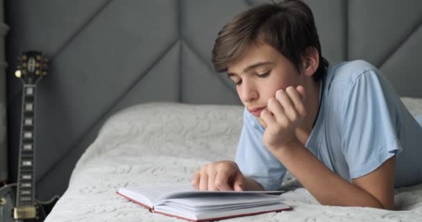 Adolescente Engana Pais Adolescente Finge Estar Estudando Enquanto Joga Telefone — Vídeo de Stock