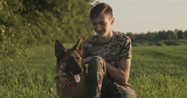 Teenager Psem Přírodě Patnáctiletý Chlapec Hladí Psa Německého Ovčáka Šťastný — Stock video