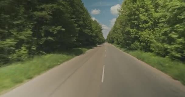 开车在路上 开着车在空旷的路上看高角镜时 车辆被击中 从车顶往外看 可以看到美丽的夏季风景的乡间小路 — 图库视频影像