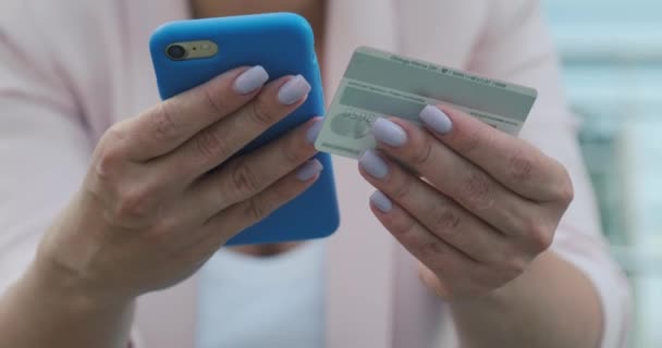 Pessoas Fazem Compras Online Usando Cartão Crédito Telefone Celular Livre — Vídeo de Stock