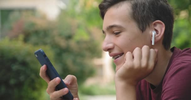 Teen Pomocí Mobilního Telefonu Parku Usmívající Mladík Mobilu Venku Šťastný — Stock video