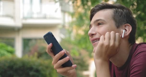 Tiener Met Mobiele Telefoon Het Park Glimlachende Jongeman Met Behulp — Stockvideo