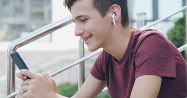 Tiener Met Mobiele Telefoon Het Park Glimlachende Jongeman Met Behulp — Stockvideo