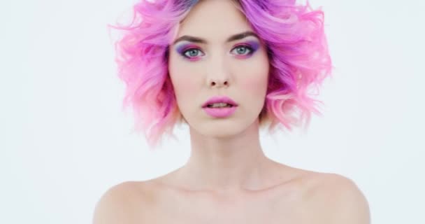 Retrato Primer Plano Una Modelo Moda Con Cabello Púrpura Brillante — Vídeo de stock