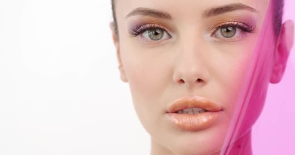 Visage Rapproché Mannequin Mode Avec Maquillage Lumineux Femme Cache Derrière — Video