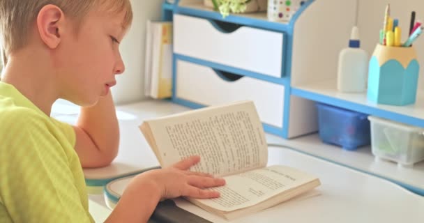 Kind Leest Het Boek Thuis Schooljongen Leest Een Boek Jaar — Stockvideo