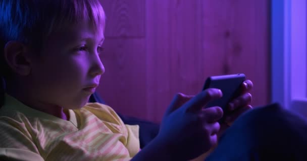 游戏玩家在游戏中使用智能手机 快乐的孩子会花时间在网上 男孩玩的游戏 小孩拿着手机玩网络游戏 — 图库视频影像